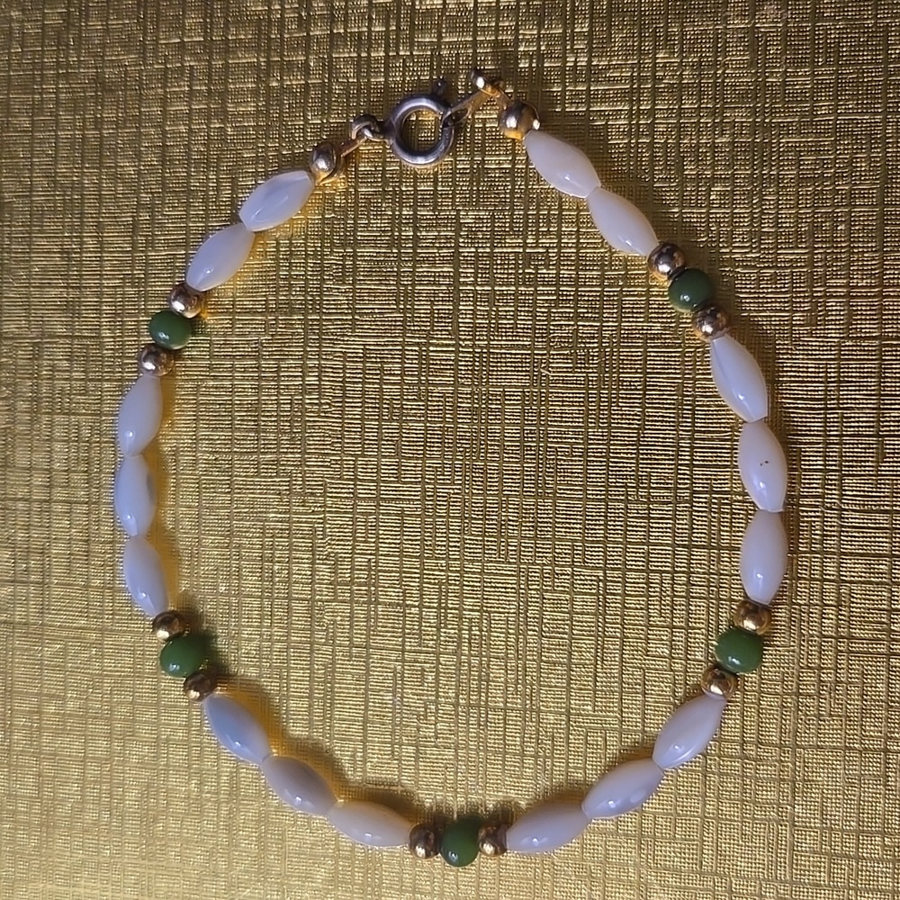 Vintage Dainty Cream Cat Eye and Green Jadeite Beaded Bracelet💫